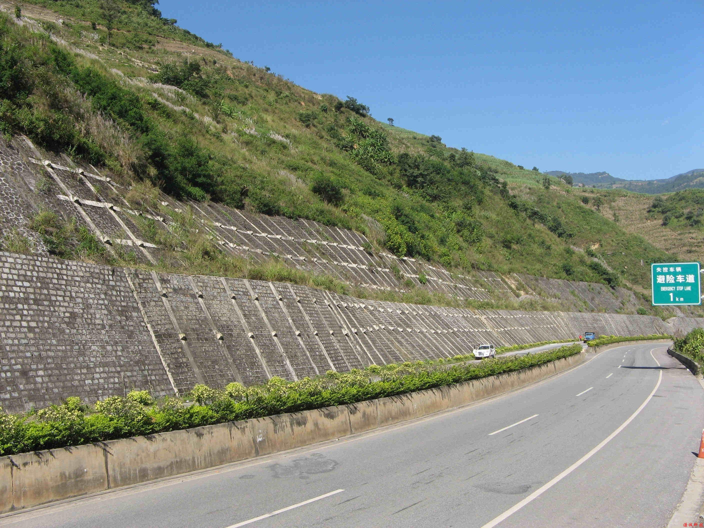 云南元磨高速公路-采用预应力锚索加固边坡